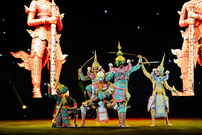ngo ngang truoc man trinh dien chuyen nghiep cua thieu nhi quoc te trong gala tai vinpearl land nam hoi an