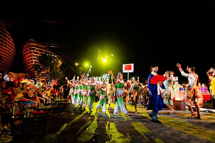ngo ngang truoc man trinh dien chuyen nghiep cua thieu nhi quoc te trong gala tai vinpearl land nam hoi an