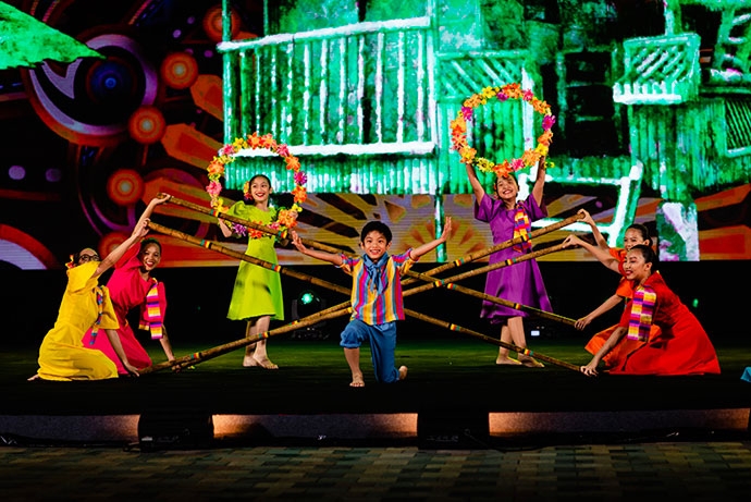 ngo ngang truoc man trinh dien chuyen nghiep cua thieu nhi quoc te trong gala tai vinpearl land nam hoi an