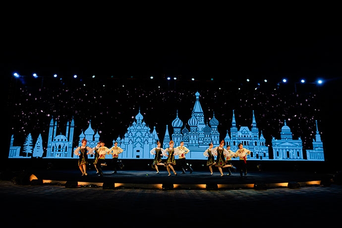 ngo ngang truoc man trinh dien chuyen nghiep cua thieu nhi quoc te trong gala tai vinpearl land nam hoi an