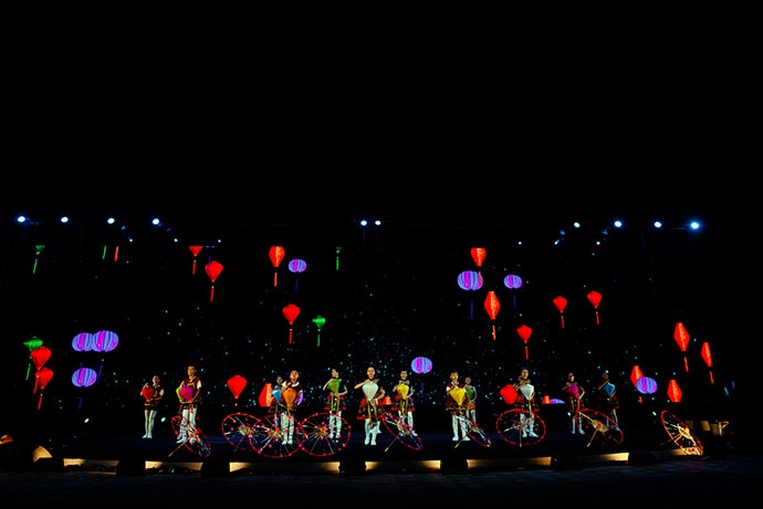 ngo ngang truoc man trinh dien chuyen nghiep cua thieu nhi quoc te trong gala tai vinpearl land nam hoi an