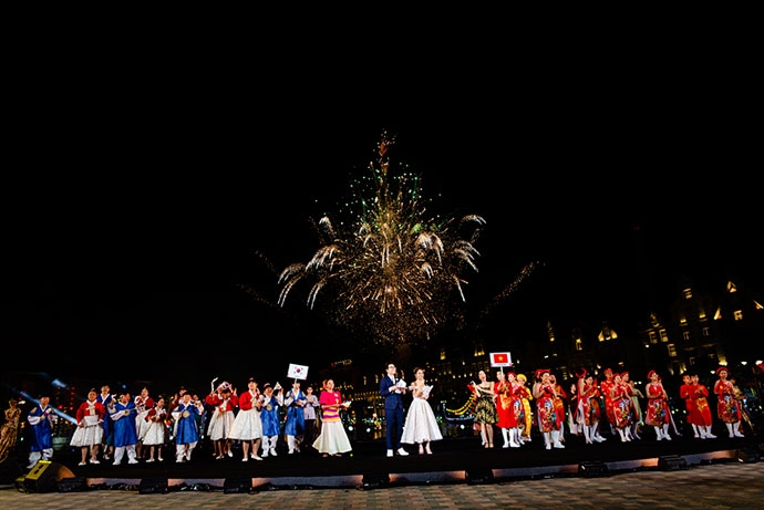 ngo ngang truoc man trinh dien chuyen nghiep cua thieu nhi quoc te trong gala tai vinpearl land nam hoi an