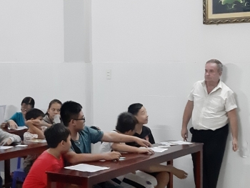 "Thầy Thomas" và lớp dạy tiếng Anh miễn phí