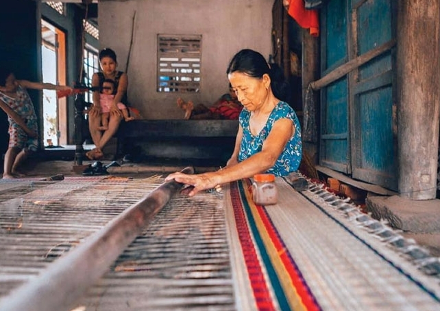 "Chòng chành" làng chiếu trên ốc đảo