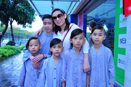 Showbiz Việt và mốt mới: Con nuôi