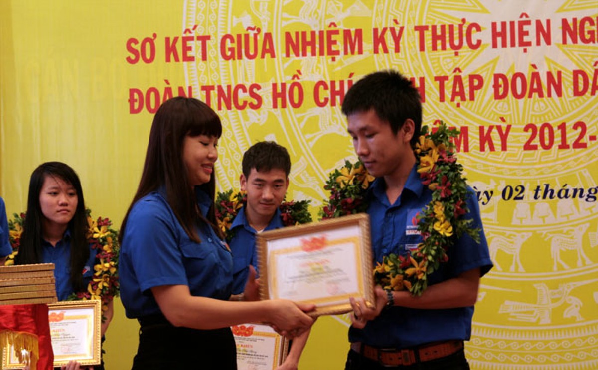 Khen thưởng nhiều sinh viên dầu khí tiên tiến