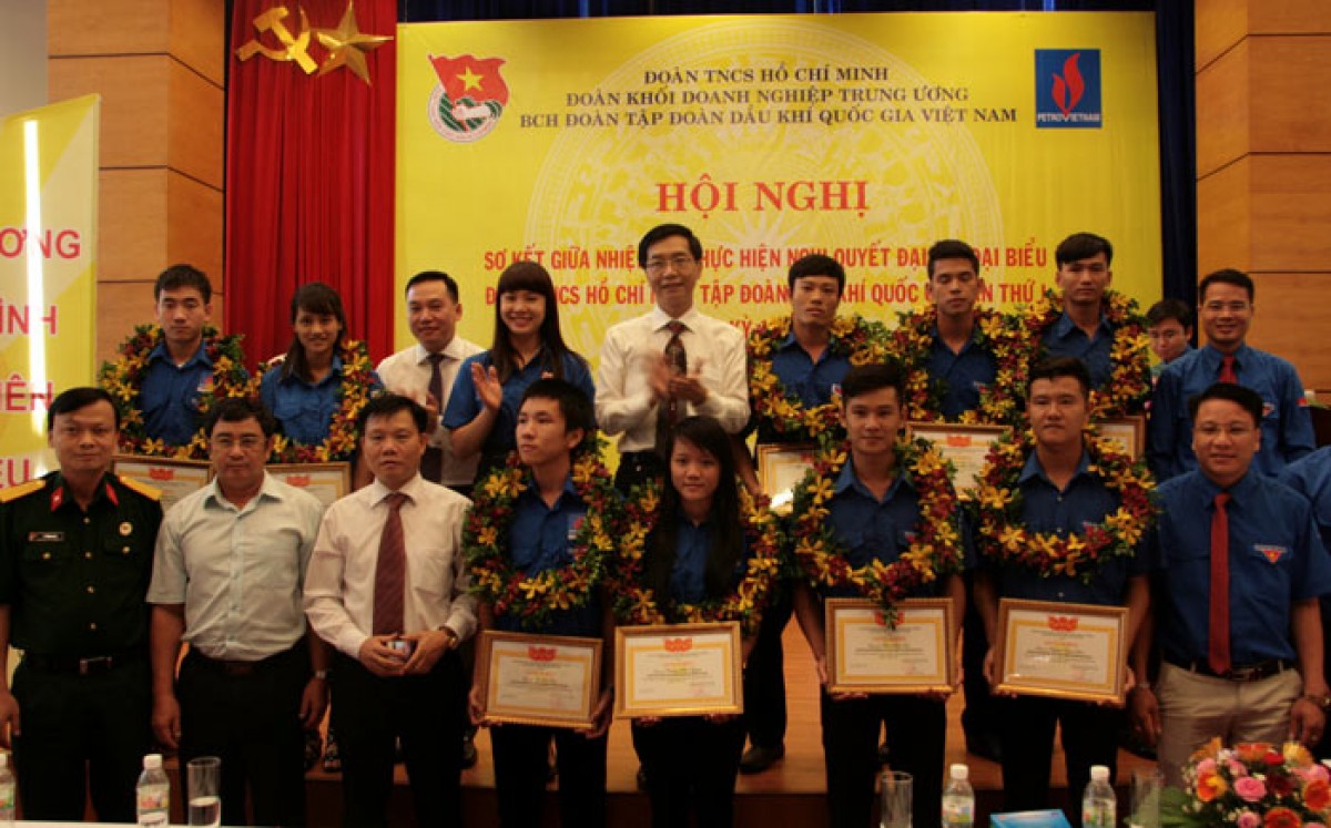 Khen thưởng nhiều sinh viên dầu khí tiên tiến