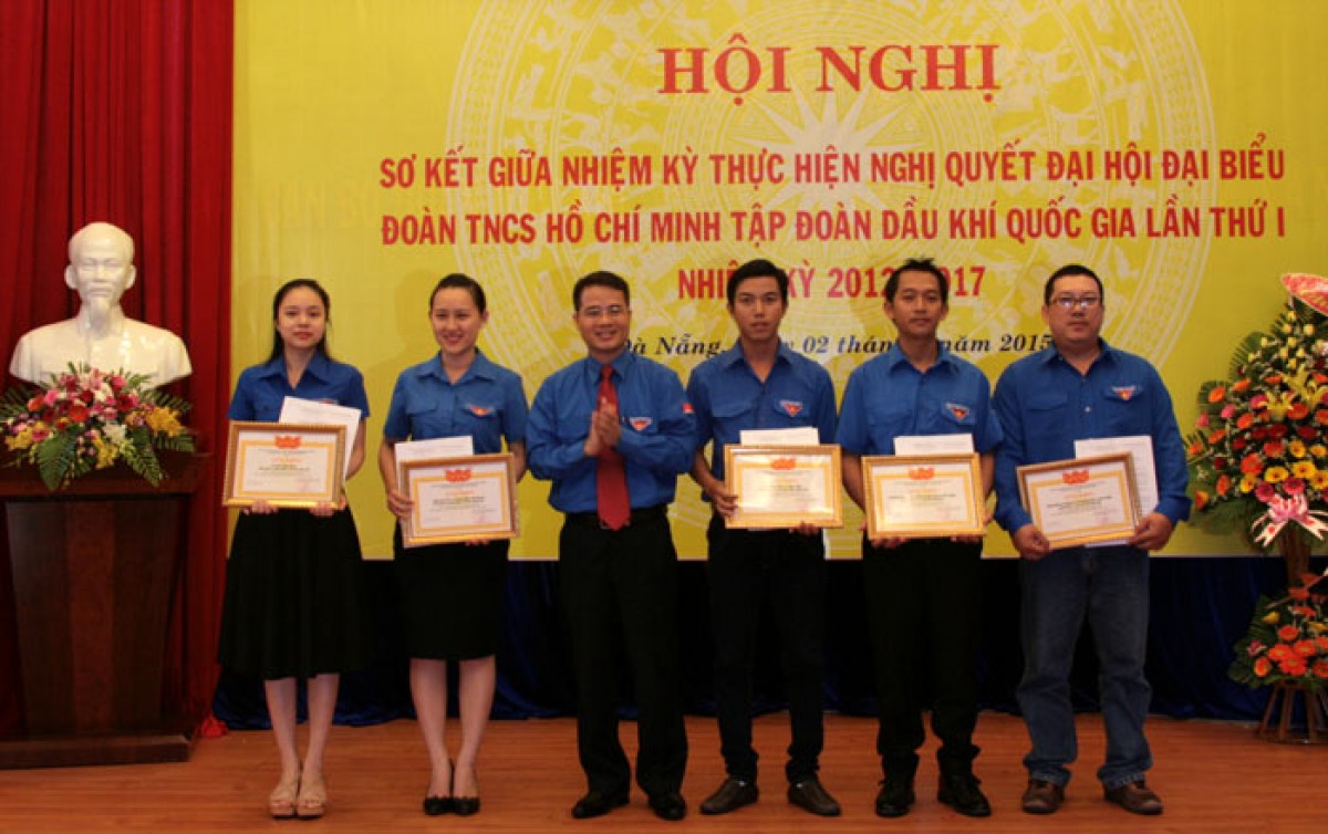 Khen thưởng nhiều sinh viên dầu khí tiên tiến