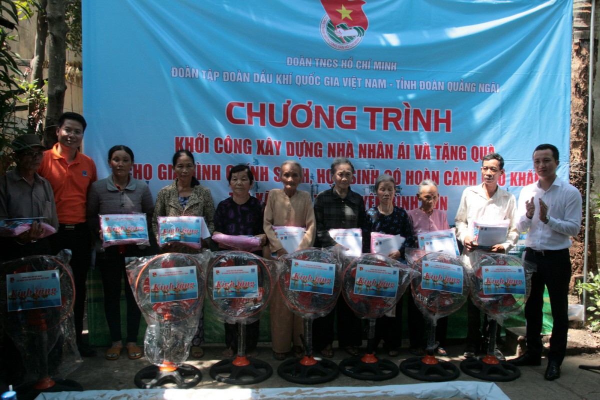 Đoàn Tập đoàn trao tặng quà và nhà tình nghĩa tại Quảng Ngãi Đoàn Tập đoàn trao tặng quà và nhà tình nghĩa tại Quảng Ngãi
