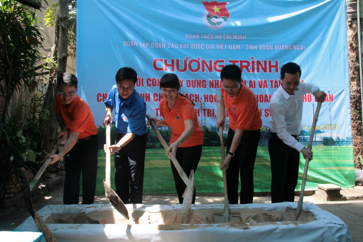 Đoàn Tập đoàn trao tặng quà và nhà tình nghĩa tại Quảng Ngãi Đoàn Tập đoàn trao tặng quà và nhà tình nghĩa tại Quảng Ngãi