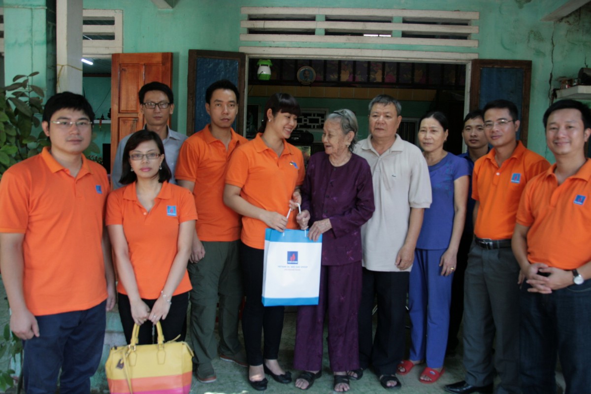 Đoàn Thanh niên PVN dâng hương tại Tượng đài Mẹ Việt Nam Anh hùng