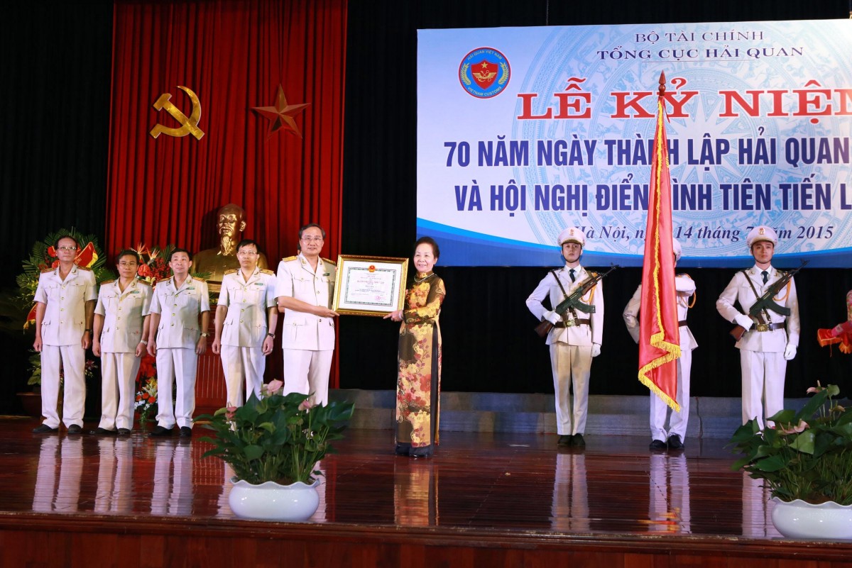 Ngày 14/7, tại Hà Nội, Tổng cục Hải quan tổ chức Lễ kỷ niệm 70 năm Ngày thành lập Hải quan Việt Nam (1945-2015) và Hội nghị đại biểu điển hình tiên tiến lần thứ V. Phó Chủ tịch nước Nguyễn Thị Doan, Phó Thủ tướng Chính phủ Vũ Văn Ninh đến dự. Trong  ảnh: Phó Chủ tịch nước Nguyễn Thị Doan trao tặng Huân chương Độc lập hạng Nhất cho Tổng cục Hải quan. Ảnh: Hoàng Hùng - TTXVN 
