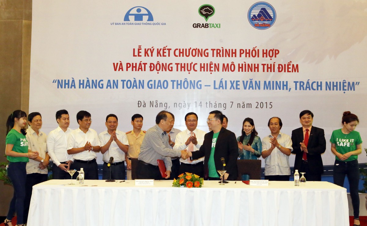 Ngày 14/7, tại Đà Nẵng, Văn phòng Ủy ban An toàn giao thông Quốc gia và Công ty TNHH Grab Taxi Việt Nam cùng các đơn vị, nhà hàng kinh doanh đồ uống có cồn phối hợp tổ chức lễ ký kết Chương trình phối hợp và phát động thực hiện mô hình thí điểm “ Nhà hàng an toàn giao thông – Lái xe văn minh, trách nhiệm” giai đoạn 2015 – 2018. Mục đích của chương trình nhằm nâng cao nhận thức của người điều khiển phương tiện giao thông về tác hại của việc lạm dụng đồ uống có cồn và giúp hình thành thói quen “Đã uống rượu, bia – Không lái xe”. Trong ảnh: Quang cảnh lễ ký cam kết giữa Ủy ban ATGT quốc gia và Công ty Grab Taxi tại  chương trình. Ảnh: Lê Lâm – TTXVN