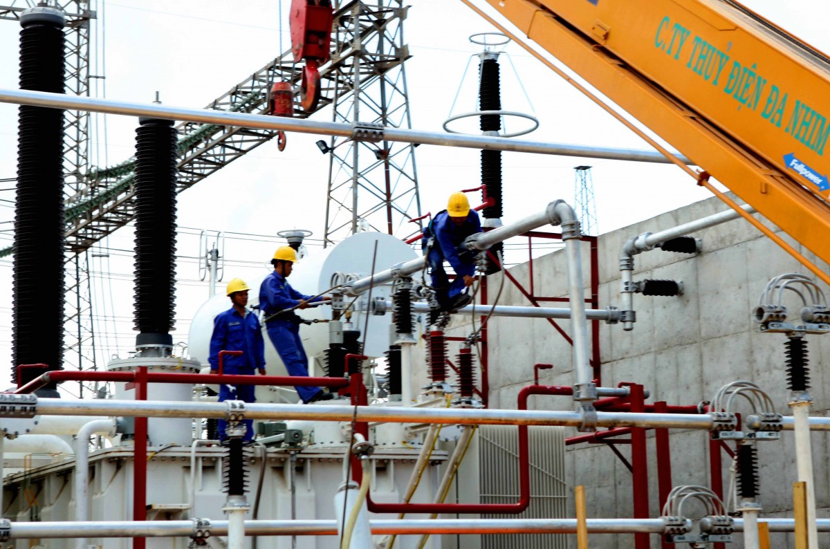 Trong 6 tháng đầu năm 2015, Tập đoàn Điện lực Việt Nam đã hòa lưới phát điện 5 tổ máy với tổng công suất 2.654MW, đóng điện 91 công trình lưới điện. Thực hiện giá trị đầu tư xây dựng 54.290 tỷ đồng, giải ngân 43.201 tỷ đồng, đảm bảo cấp điện miền Nam và đáp ứng tiến độ đồng bộ các công trình nguồn và lưới điện trong cả nước. Trong ảnh: Trạm biến áp 500kv Duyên Hải (Trà Vinh) đáp ứng việc truyền tải điện từ nhà máy nhiệt điện Duyên Hải, cấp điện cho miền Nam. Ảnh: Ngọc Hà - TTXVN