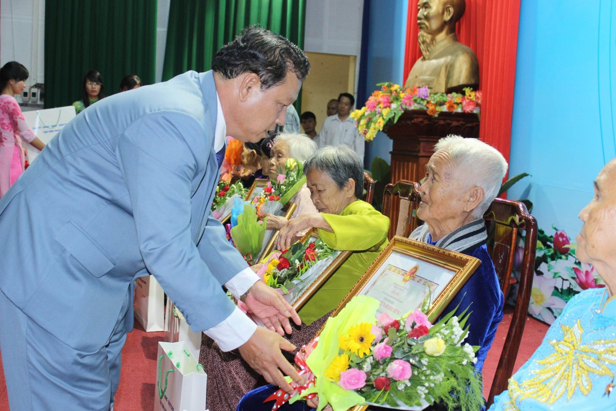 Ngày 14/7, tỉnh Bình Phước long trọng tổ chức lễ phong tặng và truy tặng danh hiệu nhà nước cho 96 Mẹ Việt Nam anh hùng, trong đó truy tặng 84 mẹ đã mất và phong tặng 12 mẹ còn sống.Theo báo cáo của Sở Lao động - Thương binh và Xã hội tỉnh, bên cạnh việc thăm hỏi động viên các Mẹ, các tổ chức, ban, ngành, đoàn thể trong tỉnh còn thực hiện tốt các phong trào đền ơn đáp nghĩa với các đối tượng chính sách khác, từ năm 1997 đến nay, toàn tỉnh đã vận động xây dựng được 1.731 căn nhà tình nghĩa, sửa chữa 410 căn nhà và tặng 853 sổ tiết kiệm, phụng dưỡng chăm sóc được 127 trường hợp, trong đó có 20 Mẹ được phụng dưỡng suôt đời. Trong ảnh: Đại diện lãnh đạo tỉnh Bình Phước trao tặng danh hiệu cao quý của Nhà nước cho các Mẹ Việt Nam Anh hùng. Ảnh: Tất Thành – TTXVN