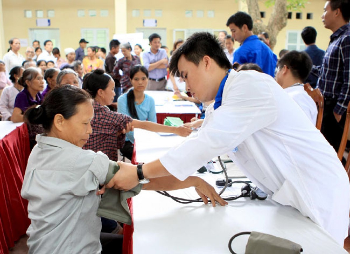 Sáng 18/7/2015, Thành đoàn Hà Nội tổ chức chương trình khám, tư vấn, phát thuốc miễn phí cho đồng bào vùng dân tộc thiểu số tại xã Minh Quang, huyện Ba Vì (Hà Nội). Ảnh: Phạm Kiên – TTXVN