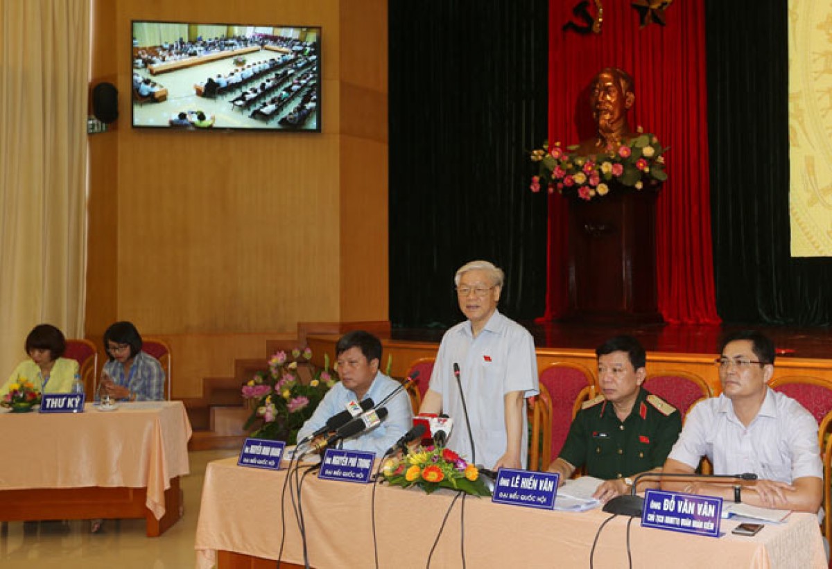 Sáng 18/7/2015, Đoàn đại biểu Quốc hội thành phố Hà Nội tổ chức Hội nghị đại biểu Quốc hội tiếp xúc cử tri báo cáo kết quả kỳ họp thứ chín, Quốc hội khoá XIII. Tổng Bí thư Nguyễn Phú Trọng dự Hội nghị đại biểu Quốc hội tiếp xúc cử tri. Trong ảnh : Tổng Bí thư Nguyễn Phú Trọng tiếp xúc cử tri tại quận Hoàn Kiếm . Ảnh: Trí Dũng – TTXVN
