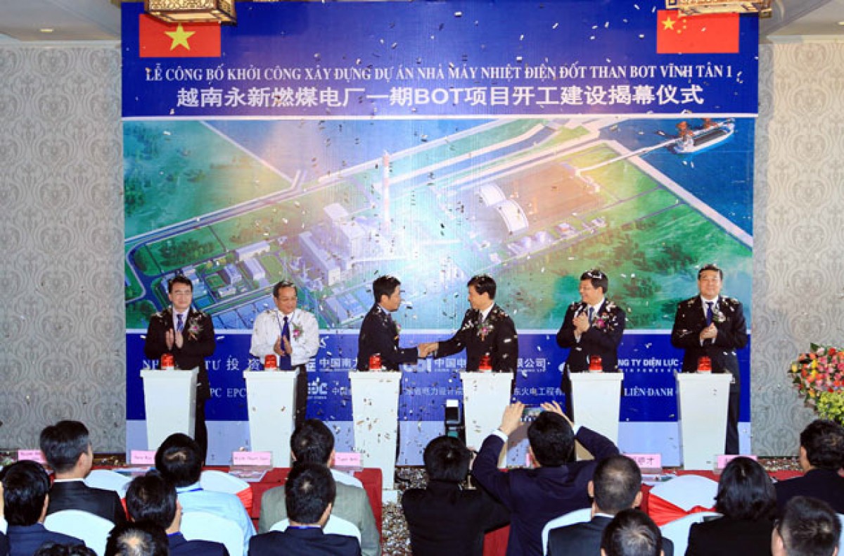 Sáng 18/7/2015, tại Hà Nội diễn ra Lễ công bố khởi công dự án BOT Nhà máy nhiệt điện đốt than Vĩnh Tân 1 (huyện Tuy Phong, tỉnh Bình Thuận), công suất 1.200 MW, tổng vốn đầu tư khoảng 2 tỷ USD, dự kiến hoàn thành vào năm 2018, cung cấp sản lượng 8 tỷ kWh điện/năm, do tổ hợp các nhà đầu tư Việt Nam và Trung Quốc nghiên cứu phát triển theo hình thức xây dựng-kinh doanh-chuyển giao (BOT). Đồng chí Trung Sơn, Đại biểu đàm phán quốc tế kiêm Thứ trưởng Bộ trưởng Thương mại Trung Quốc và đồng chí Hồ Tổ Tài, Phó Chủ nhiệm Ủy ban Phát triển và Cải cách quốc gia Trung Quốc đến dự và phát lệnh khởi công dự án. Trong ảnh: Đồng chí Trung Sơn (thứ ba từ phải sang), đồng chí Hồ Tổ Tài (thứ hai từ phải sang) và các đại biểu phát lệnh khởi công dự án. Ảnh: An Đăng – TTXVN