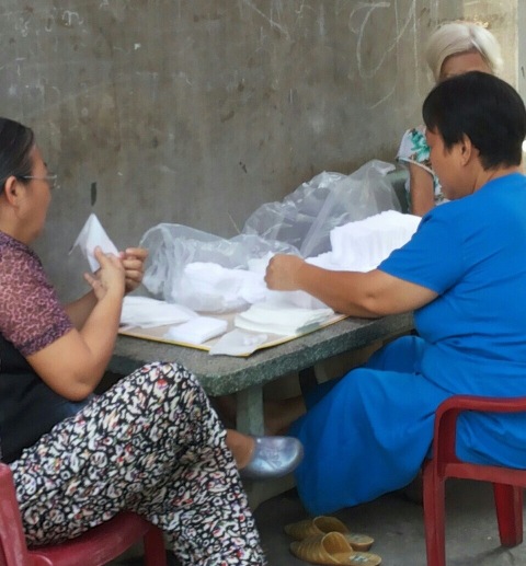 Sản xuất khăn giấy ướt từ nhà vệ sinh, in logo chữ thập đỏ để lừa người tiêu dùng