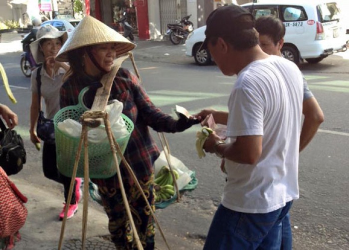 khach trung quoc cuop chuoi cua nguoi ban hang rong