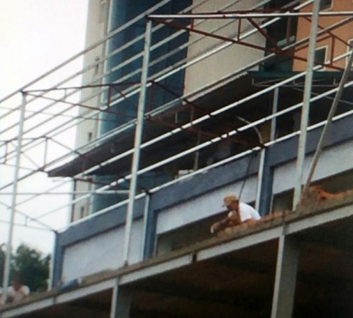 bau de va 2 nguoi con trai cung xay dung hang loat cong trinh lon trai phep