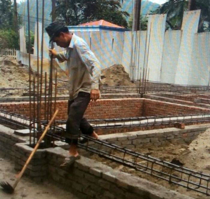 bau de va 2 nguoi con trai cung xay dung hang loat cong trinh lon trai phep