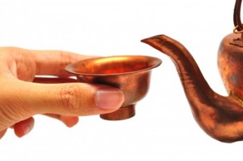 Uống nước trong bình đồng, 12 lợi ích không thể ngờ!