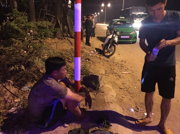 Thấy CSGT, vị khách đi taxi băng ruộng tháo chạy