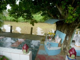 Bị thương nặng, vào miếu thờ khấn vái rồi lao xuống sông