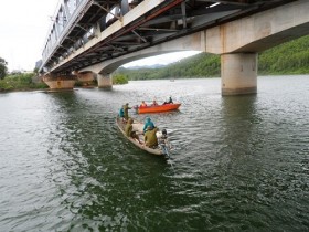 Đi xe máy trên cầu đường sắt, rơi xuống sông mất tích