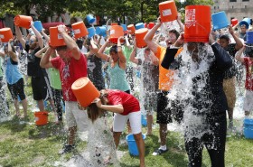 Ice Bucket Challenge: Bill Gate, David Beckham, Lady Gaga, Mourinho... đã chơi, bạn có dám thử?