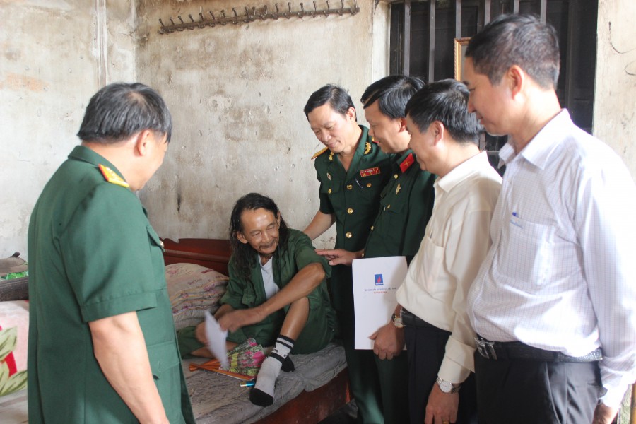 Tặng quà cho CCB thương binh ¾ sống độc thân bị tâm thần: Nguyễn Văn Lem, thôn Linh Đông xã Tiền Phong huyện Vĩnh Bảo TP Hải Phòng Tặng quà cho CCB thương binh ¾ sống độc thân bị tâm thần: Nguyễn Văn Lem, thôn Linh Đông xã Tiền Phong huyện Vĩnh Bảo TP Hải Phòng