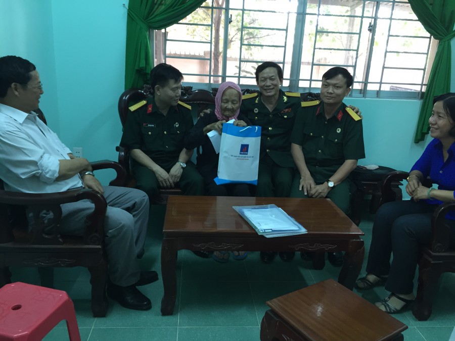 Em gửi ảnh trao quà cho Vợ của Liệt sỹ,tặng quà cho bà Nguyễn Thị Ưa, vợ Liệt sĩ Nguyễn Văn tại ấp 4, xã Phước Vân, huyện Cần Đước, tỉnh Long An Em gửi ảnh trao quà cho Vợ của Liệt sỹ,tặng quà cho bà Nguyễn Thị Ưa, vợ Liệt sĩ Nguyễn Văn tại ấp 4, xã Phước Vân, huyện Cần Đước, tỉnh Long An