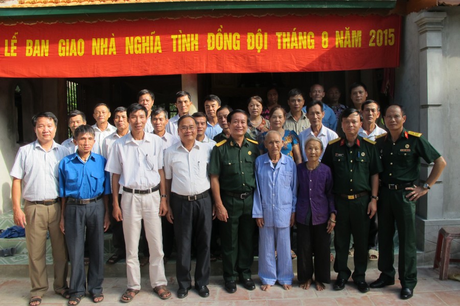 Bàn giao nhà tình nghĩa cho CCB Nguyễn Xiển 87 tuổi tại xã Đức La, huyện Đức Thọ, Hà Tĩnh. Bàn giao nhà tình nghĩa cho CCB Nguyễn Xiển 87 tuổi tại xã Đức La, huyện Đức Thọ, Hà Tĩnh.
