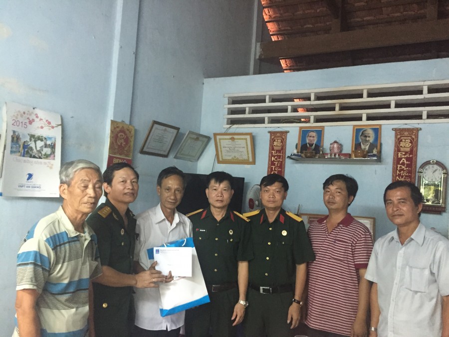 Tặng qua cho CCB Đinh Xuân Lưu, nguyên là chính trị viên đại đội 20, E760 binh đoàn 318, hiện trú tại 43/5A Trần Hưng Đạo, chợ Mới tỉnh An Giang. Tặng qua cho CCB Đinh Xuân Lưu, nguyên là chính trị viên đại đội 20, E760 binh đoàn 318, hiện trú tại 43/5A Trần Hưng Đạo, chợ Mới tỉnh An Giang.
