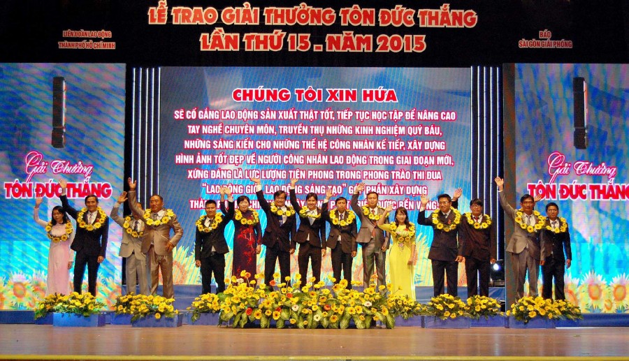 Sáng 15/8/2015, Liên đoàn Lao động TP. Hồ Chí Minh phối hợp Báo Sài Gòn Giải phóng tổ chức Lễ trao Giải thưởng Tôn Đức Thắng lần thứ 15 - năm 2015 cho 15 cán bộ kỹ thuật, công nhân trực tiếp sản xuất tiêu biểu của ngành công nghiệp cơ khí – chế tạo, điện – điện tử công nghiệp, hóa chất – cao su – nhựa, chế biến tinh lương thực – thực phẩm. Trong ảnh: Tuyên dương, khen thưởng 15 điển hình đoạt giải thưởng Tôn Đức Thắng lần thứ 15.  Ảnh: Thanh Vũ – TTXVN
