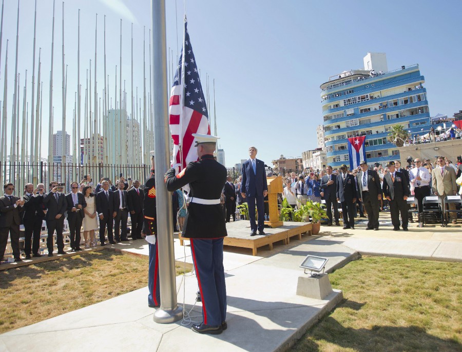 Ngày 14/8, Ngoại trưởng Mỹ John Kerry trong chuyến thăm Cuba đã chủ trì lễ thượng cờ của Mỹ, mở lại Đại sứ quán nước này ở thủ đô La Habana sau 54 năm hai nước cắt đứt quan hệ ngoại giao. Sự kiện mang tính biểu tượng này đã hoàn tất tiến trình tái thiết lập quan hệ ngoại giao - chương đầu tiên trong quá trình bình thường hóa quan hệ giữa La Habana và Washington. Trước đó, ngày 20/7, lễ nâng cấp Phòng Đại diện Quyền lợi Cuba thành Đại sứ quán và kéo quốc kỳ Cuba đã được tiến hành tại thủ đô Washington của Mỹ. Ngoại trưởng Cuba Bruno Rodriguez chủ trì buổi lễ. Trong ảnh: Ngoại trưởng Mỹ John Kerry (giữa) chủ trì lễ thượng cờ tại Đại sứ quán Mỹ ở La Habana ngày 14/8. AFP/ TTXVN