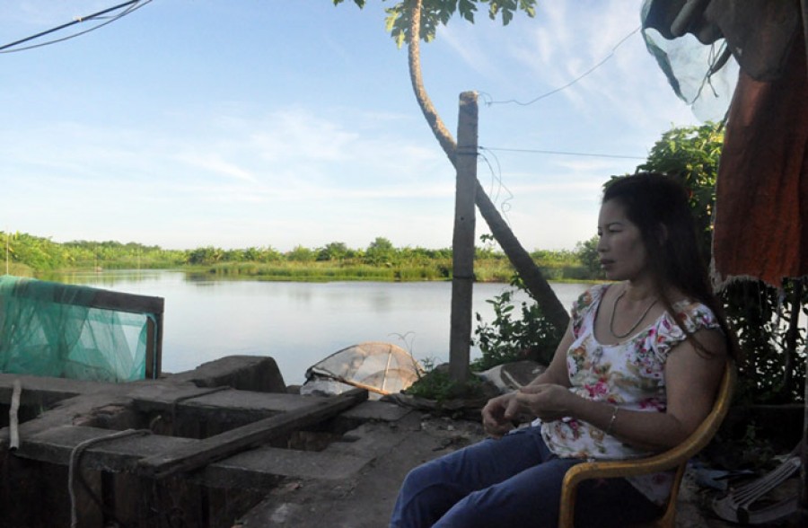 Vợ ông Đoàn Văn Vươn khắc khoải chờ chồng về để cải tạo đồng tôm và ổn định cuộc sống.