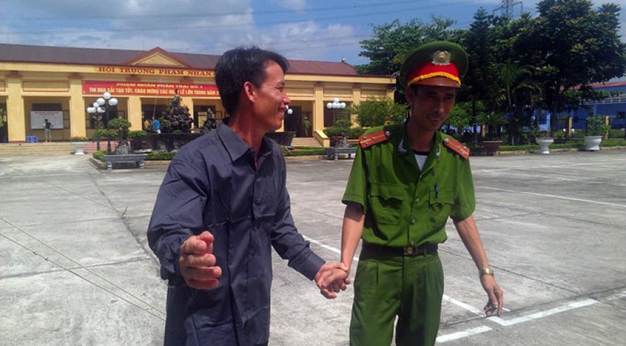 chum-anh-ong-doan-van-vuon-nghen-ngao-trong-vong-tay-gia-dinh-1