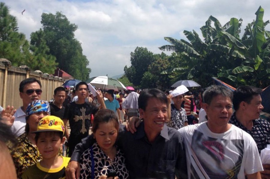 chum-anh-ong-doan-van-vuon-nghen-ngao-trong-vong-tay-gia-dinh-3