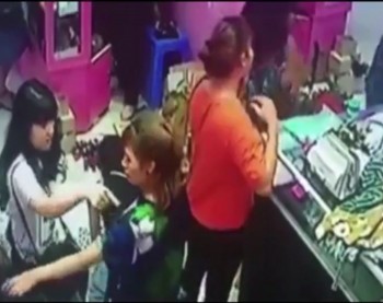 [VIDEO] Nữ quái "lì lợm" mở túi 3 lần để 'chôm' tiền