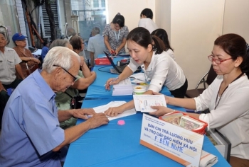 Chi trả gộp lương hưu và trợ cấp BHXH cho người dân