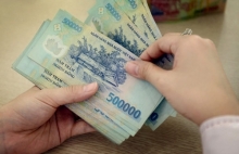 hon 8000 cong nhan giay da o thanh hoa ngung viec doi tang luong
