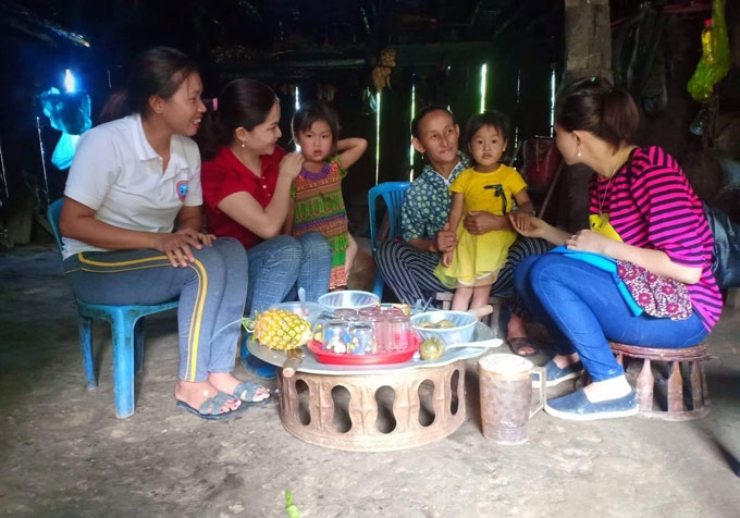 Về bản "săn" học trò
