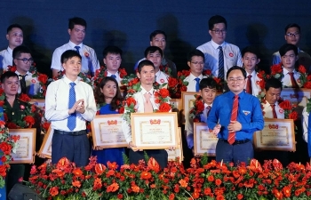 Dấn thân, học hỏi và học hỏi