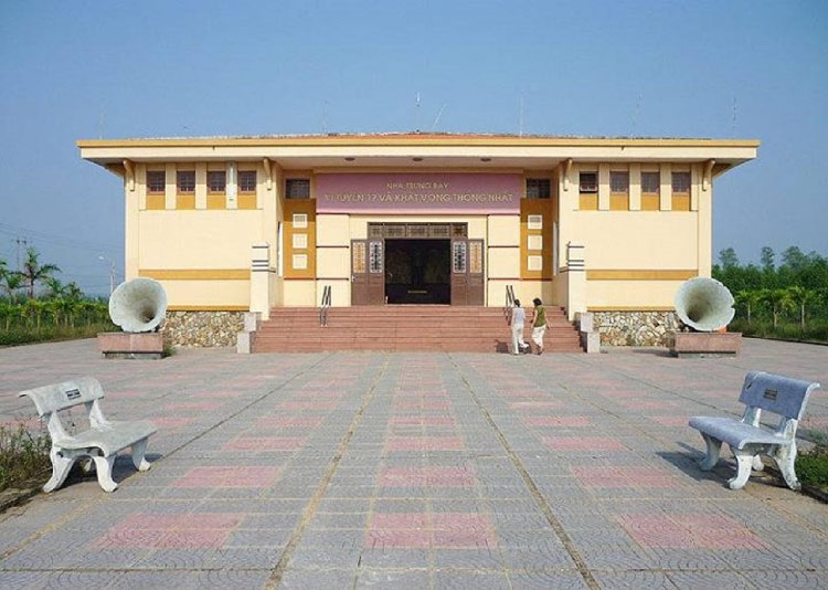 Viết bên cầu Hiền Lương