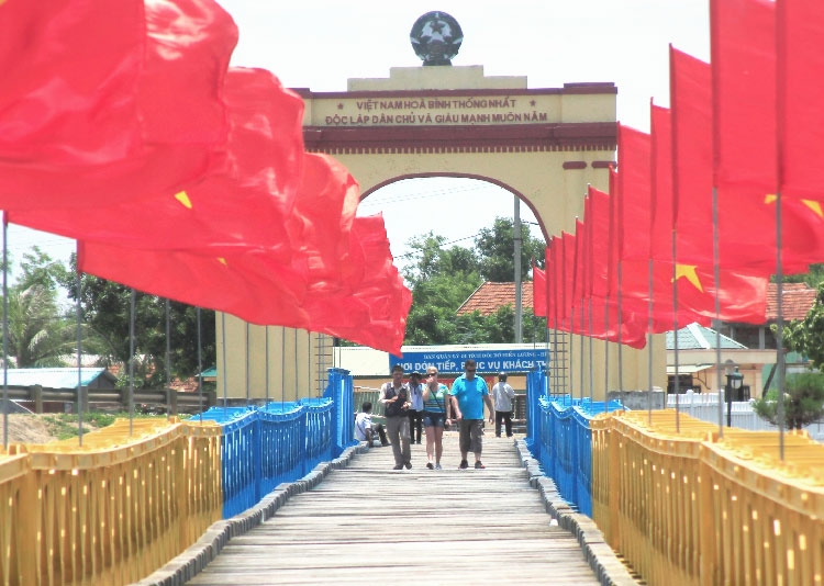 Viết bên cầu Hiền Lương