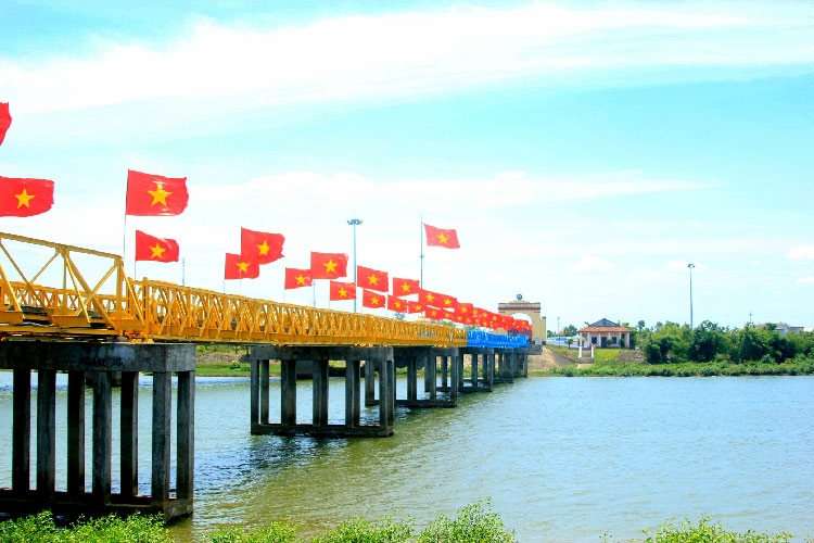 Viết bên cầu Hiền Lương