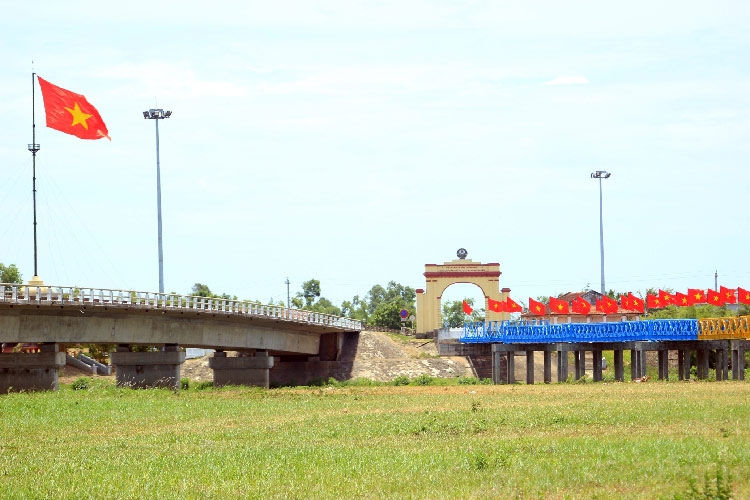 Viết bên cầu Hiền Lương