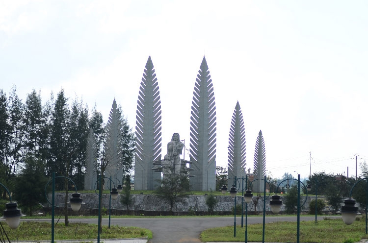 Viết bên cầu Hiền Lương